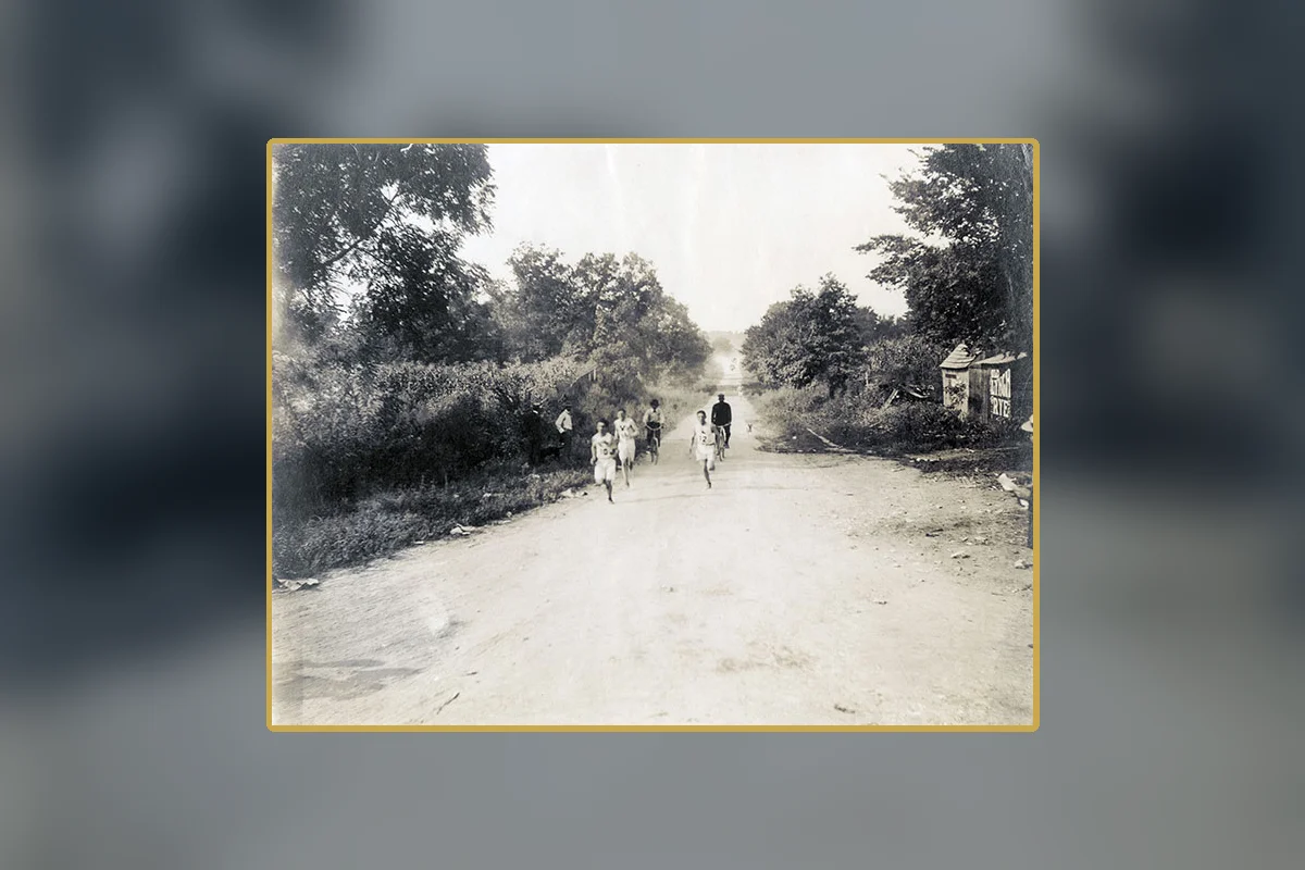 Runners on the dusty 1904 Olympic marathon course