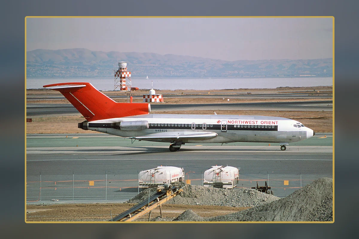 A Northwest Orient Boeing 727 of the type used on Flight 305