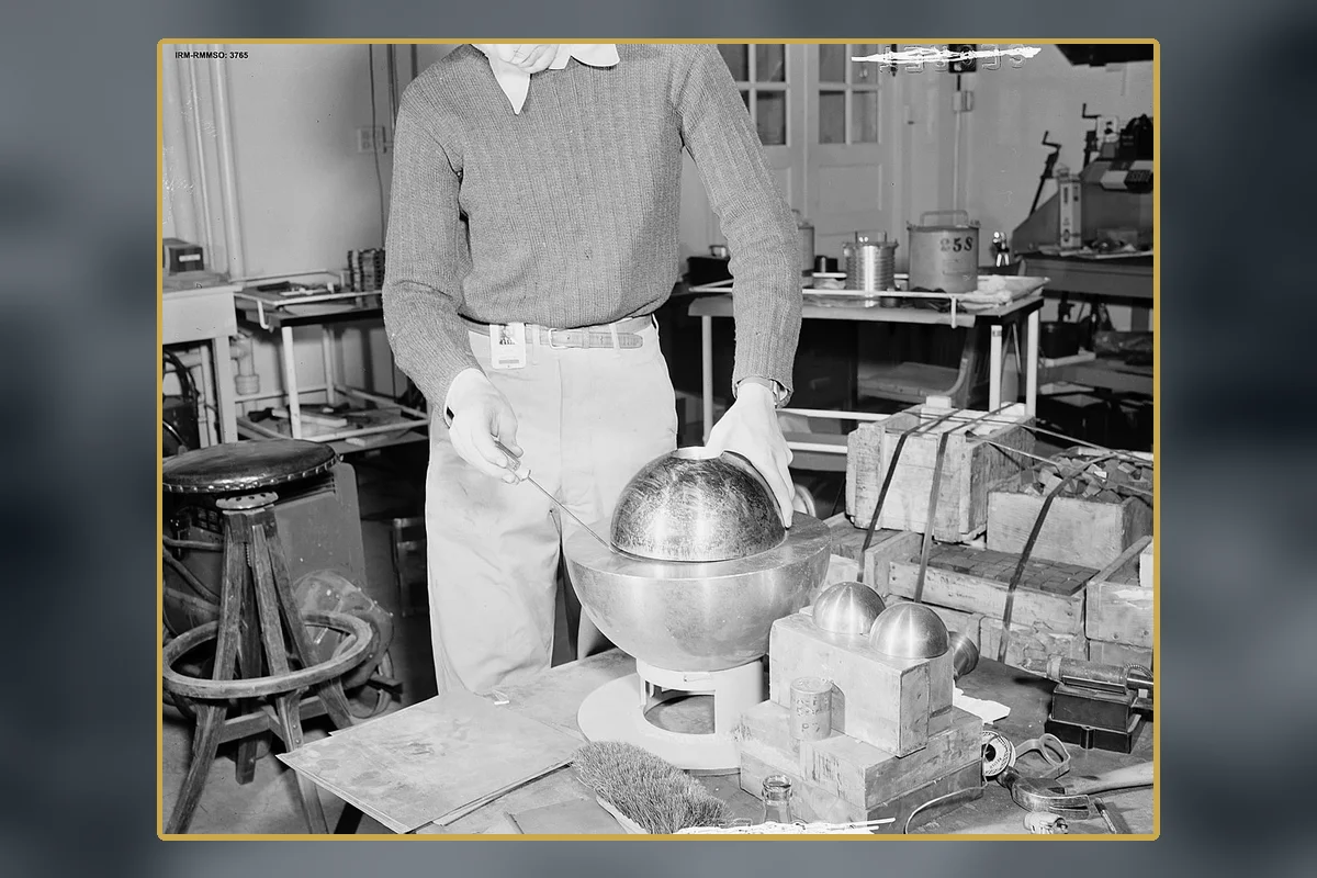 A museum reconstruction of Slotin's reflector experiment